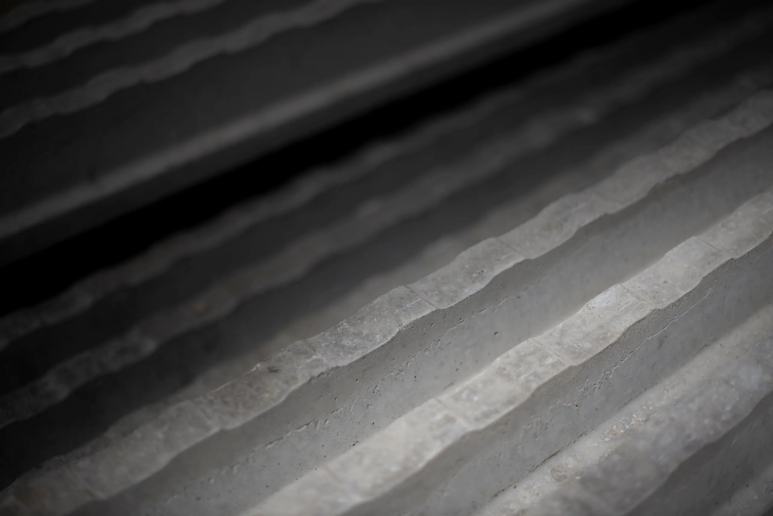 Abstracte close-up van golvende, gestreepte lijnen in zwart-wit