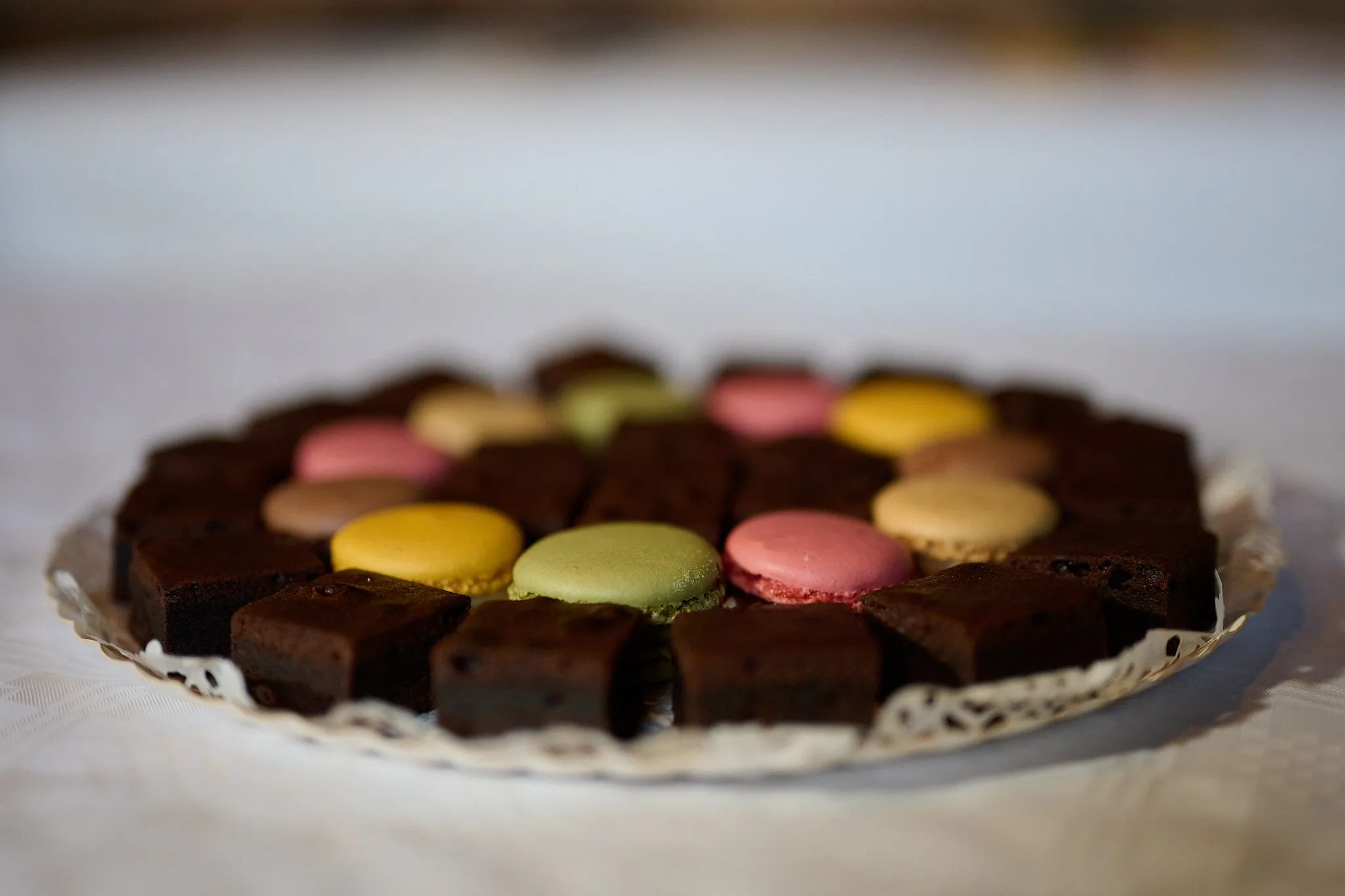 Schaal met brownies en kleurrijke macarons