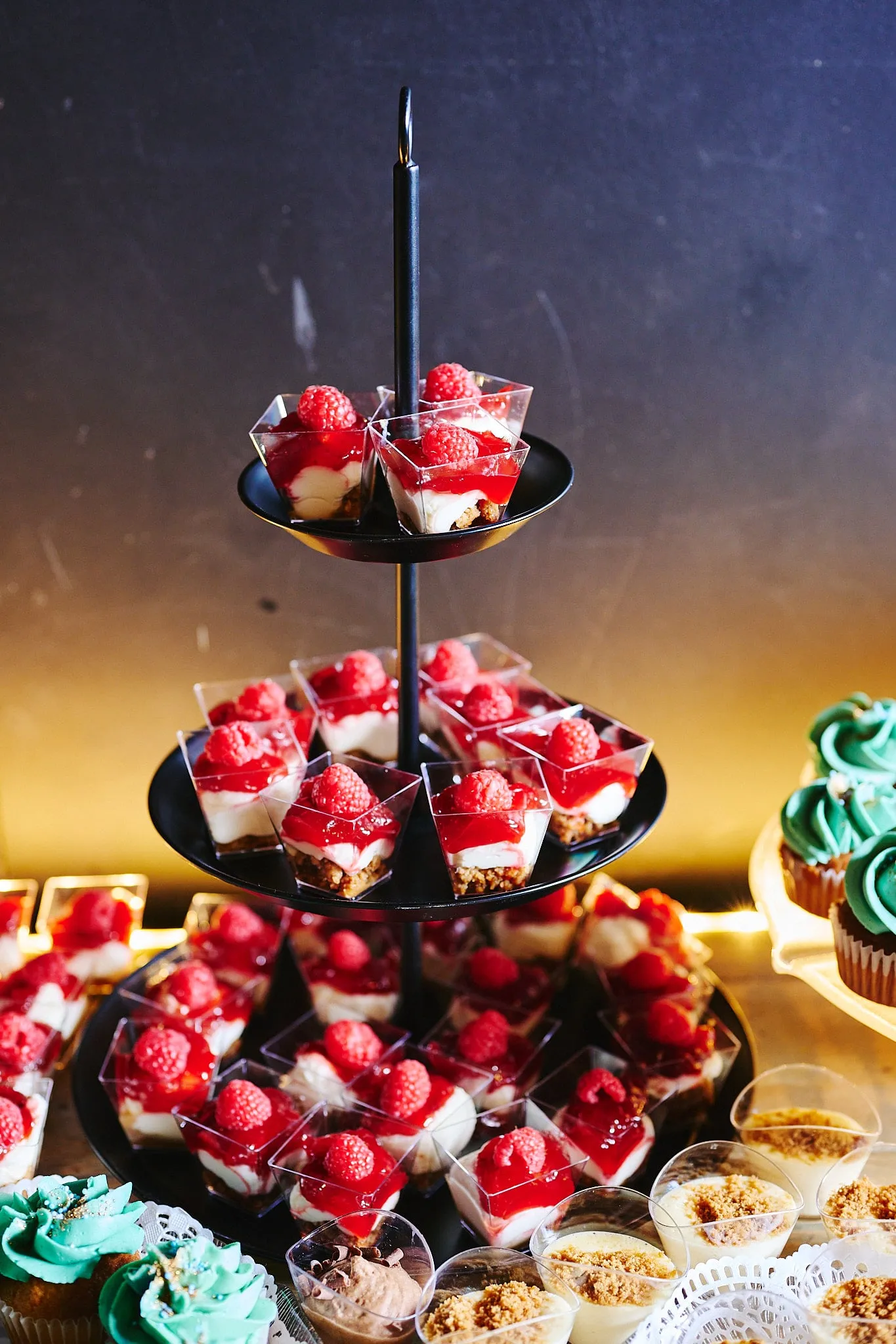 Etagère met dessertglaasjes met rood fruit