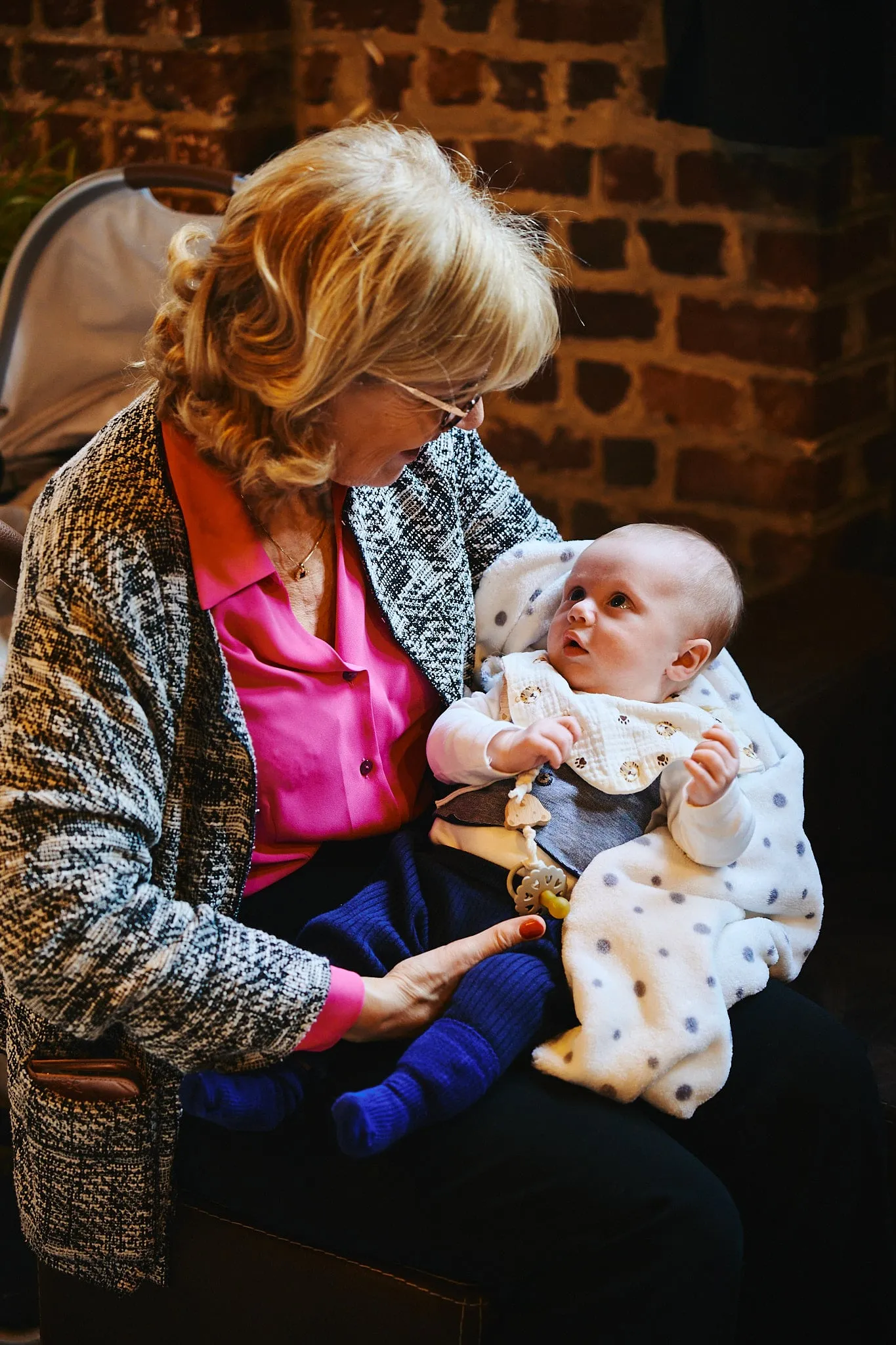 Grootmoeder met een baby op schoot die haar aankijkt