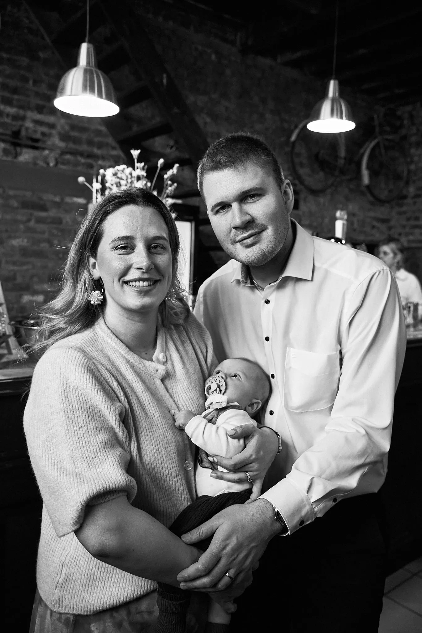 Zwart-witportret van jonge ouders met hun baby