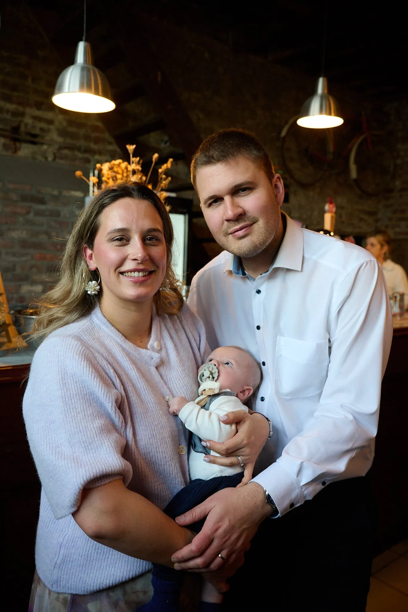 Gezinsportret van jonge ouders met hun baby in kleur