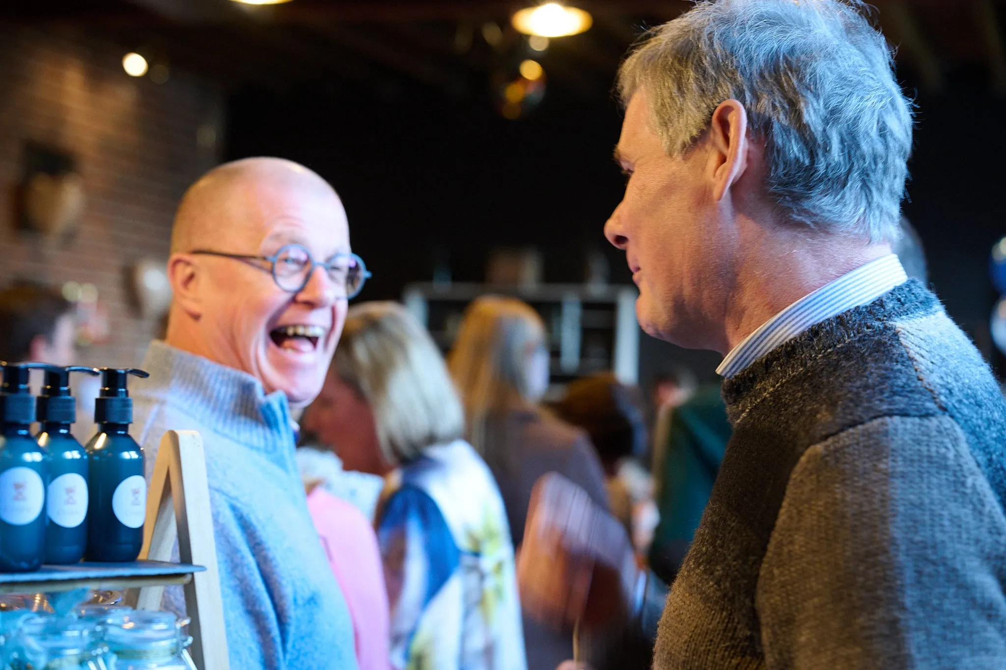 Twee mannen in gesprek, de linkse lacht hartelijk