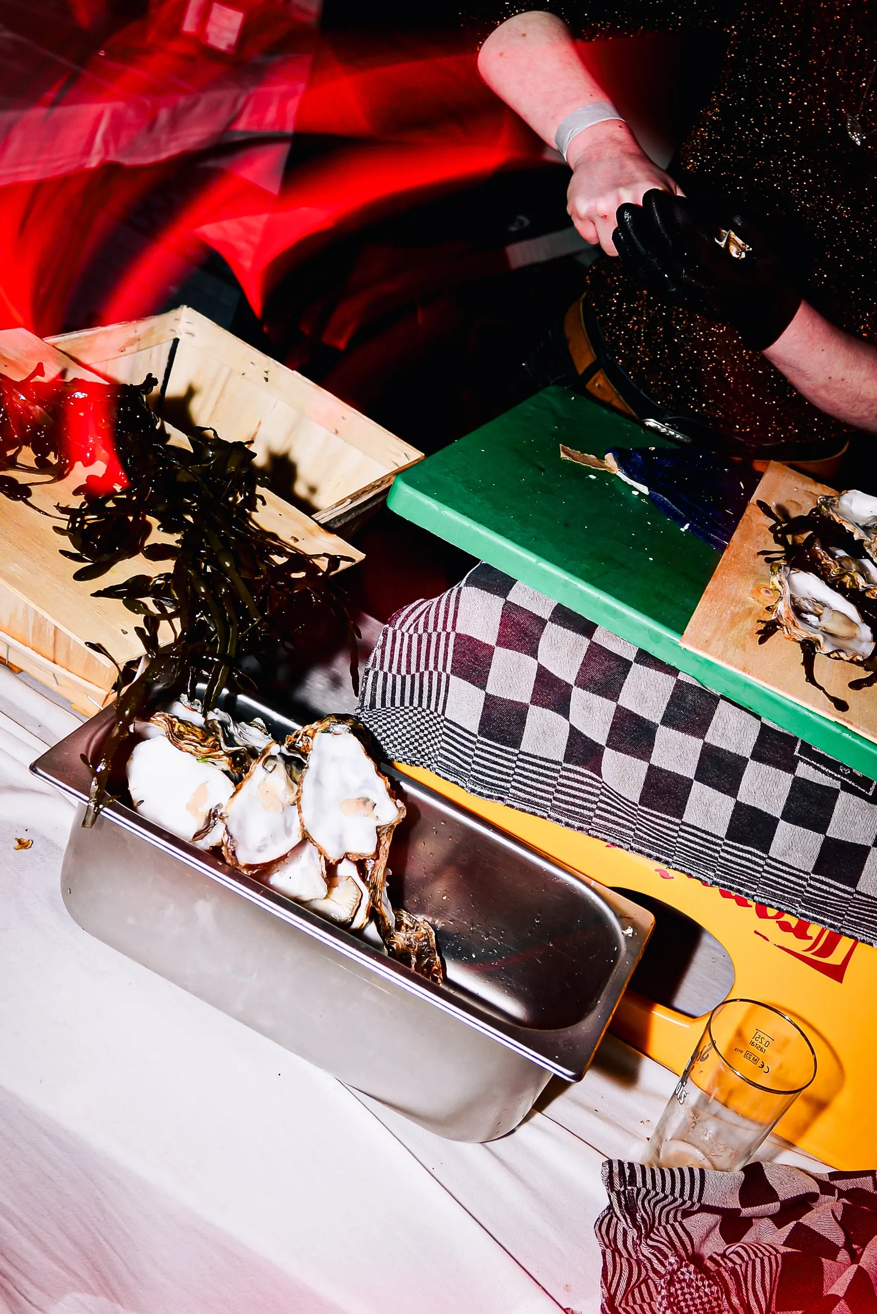Oesters in een metalen bak op een feesttafel