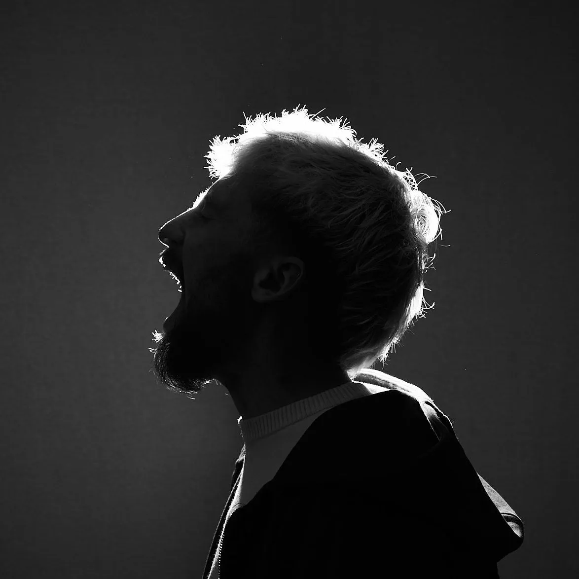Silhouet van Kasper De Kneef in profiel met tegenlicht, in zwart-wit