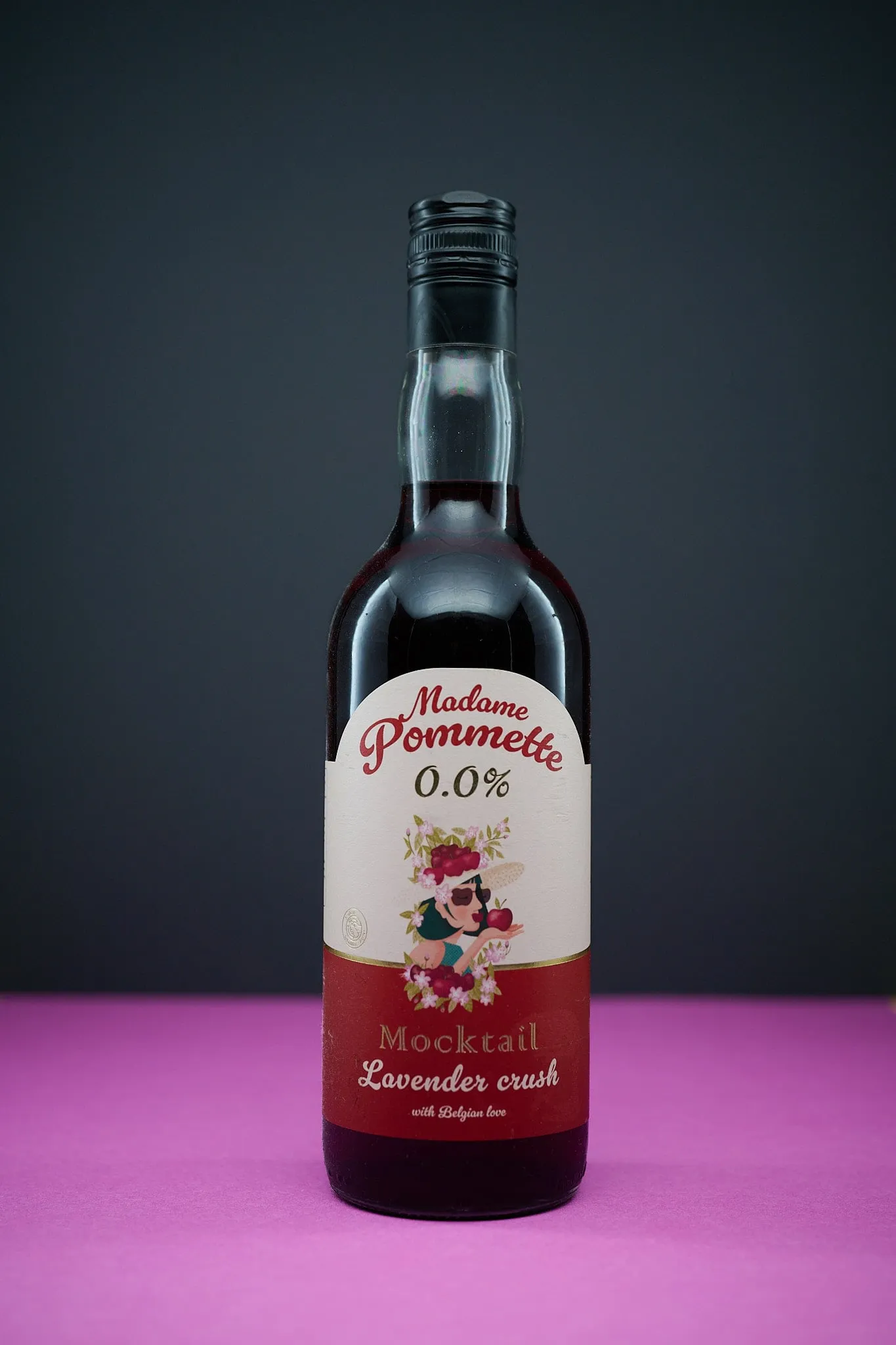Fles Madame Pommette Lavender Crush mocktail op een roze ondergrond