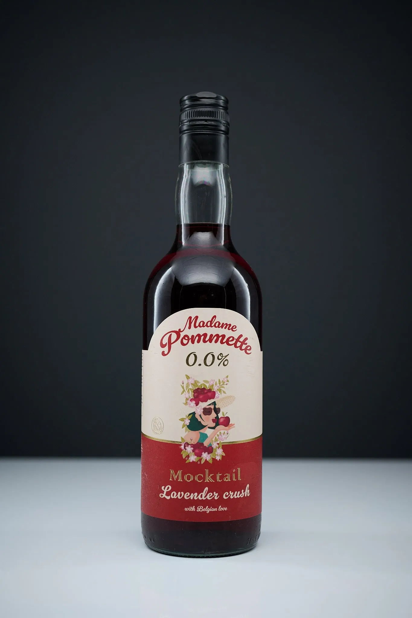 Fles Madame Pommette Lavender Crush mocktail voor een donkere achtergrond