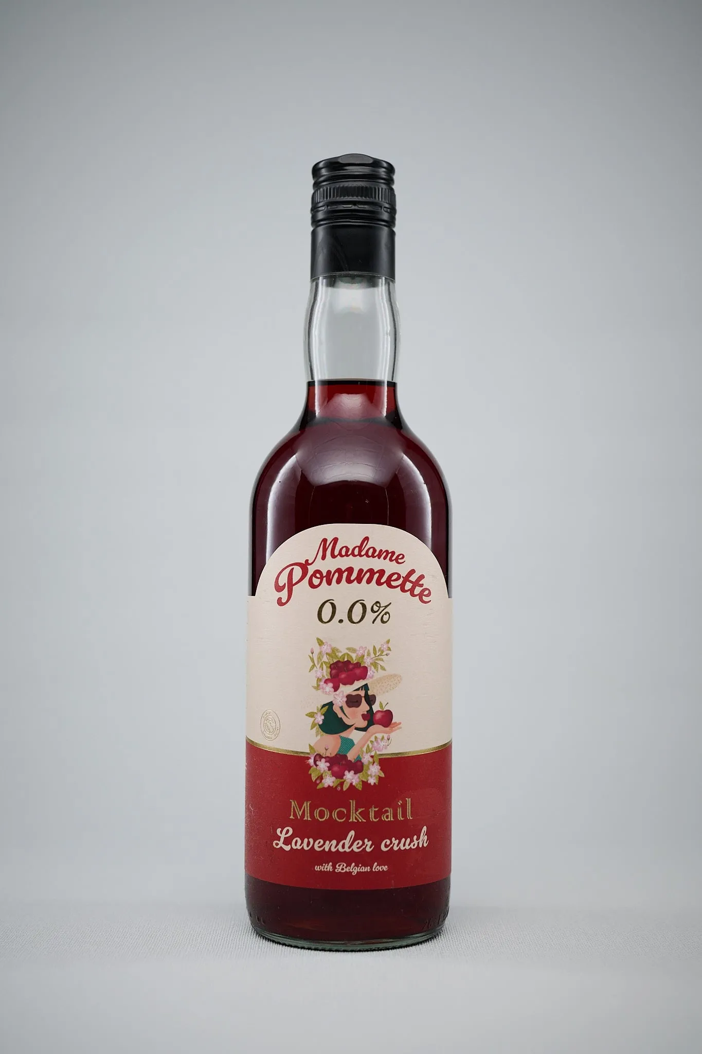 Fles Madame Pommette Lavender Crush mocktail tegen een lichtgrijze achtergrond